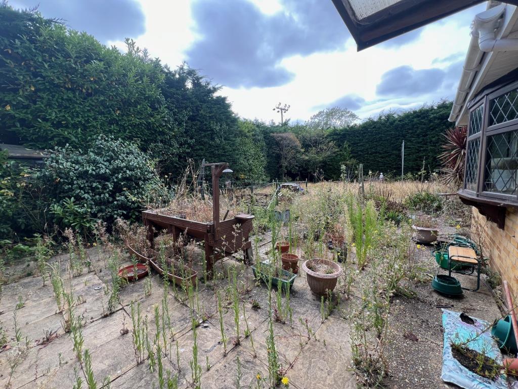 Lot: 19 - DETACHED BUNGALOW FOR REFURBISHMENT - Good sized rear garden with patio area and lawn area
